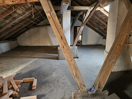 Izolace stropu /podlahy půdy bytového domu v Trutnově
